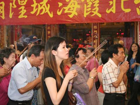 拜月老求姻緣 逛夜市迎幸福