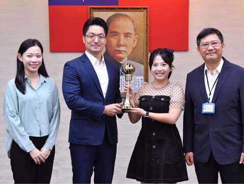 臺北電臺今(28)日市政會議由獲獎節目主持人黃建鈞(雷恩)向市長蔣萬安陳獻2025文創產業新聞報導獎廣播新聞報導類優勝獎,展現臺北電臺兼具文化深度與創意能量的製作實力。(圖片來源:臺北市政府觀光傳播局)