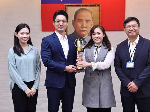 臺北電臺今(28)日市政會議由獲獎節目主持人李穎珍向市長蔣萬安陳獻第4屆客聲獎最佳兒童及少年節目獎,以生活法律知識結合客語推廣,展現臺北市重視多元族群及語言發展的政策。(圖片來源:臺北市政府觀光傳播局)