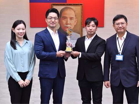 臺北電臺今(28)日市政會議由獲獎節目主持人黃建鈞(雷恩)向市長蔣萬安陳獻2025文創產業新聞報導獎廣播新聞報導類優勝獎,展現臺北電臺兼具文化深度與創意能量的製作實力。(圖片來源:臺北市政府觀光傳播局)