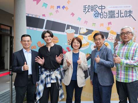 觀傳局副局長蕭君杰（中）、評審焦志方（右起）、王亞維、YouTuber金童、觀傳局科長朱品澤出席頒獎典禮，對參賽作品的高水準印象深刻。（圖片來源：臺北市政府觀光傳播局）