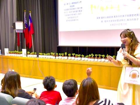 《行動吧!小小地球人》節目主持人陳怡君於臺北電臺辦理聽友會,與大小朋友互動交流。(圖片來源:臺北市政府觀光傳播局)