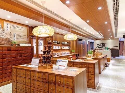 P10-13 老店再造-2 「德利泰」改造為中藥材互動體驗館,成為探索中藥材文化的體驗空間。(圖/台北市商業處)