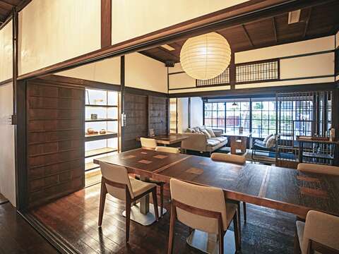 P14-17老屋活化-1 戴炎輝寓所由「輝室」進駐，用餐區仍保留具時代特色的日式建築空間。
