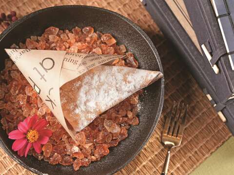 P24-27 食旅-5 「頤宮」以酥甜外皮和起司內餡製成的「炸豆腐奶」有著鹹甜交融的滋味。(圖/君品酒店)