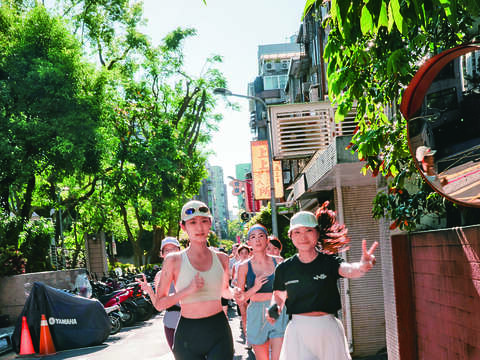 P28-31-風格-2@Allen Wu-近年台北的路跑風氣興盛,街頭時常可見跑者身影。