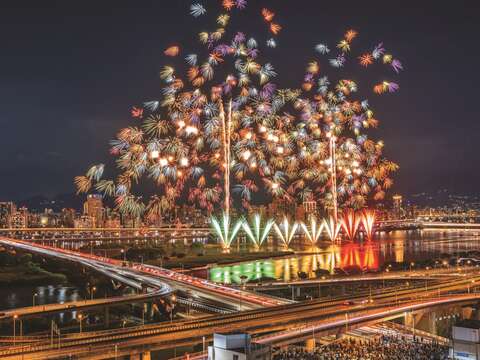 P45-城市指南-@李萊娣作品《繁花盛夜》捕捉煙火綻放和城市光影的交織瞬間。