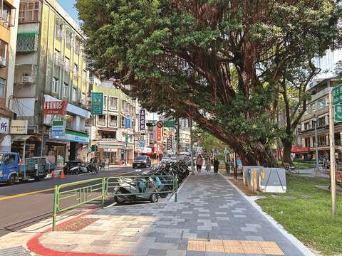 P46-47-城市指南-1@台北市工務局新建工程處-師大路近期拓寬人行道並設置景觀欄杆,讓民眾行走時更安心。