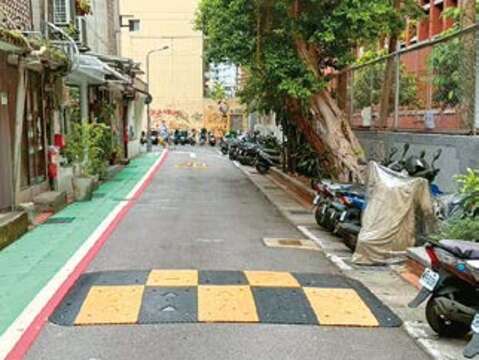 P46-47-城市指南-4@台北市交通局-浦城街增設減速丘,提醒行經駕駛需放慢車速。(圖/台北市交通局)