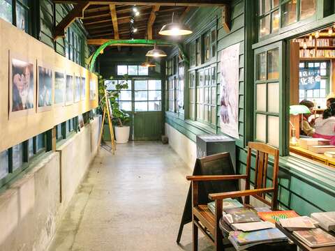 古蹟改建的閱樂書店，辦講座、也辦展覽與音樂會，是城市中的文化沙龍。（施純泰攝）