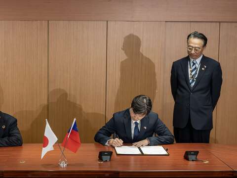 北捷遊憩公司與日本靜岡縣奏之森渡假村，於11月6日外交部總領事張淑玲、北捷遊憩公司董事長黃清信見證下，北捷遊憩公司總經理邱健吾、日本奏之森渡假村代表取締役社長東海林春男，共同簽署商業合作備忘錄(MOU)。(圖片來源：臺北大眾捷運股份有限公司)