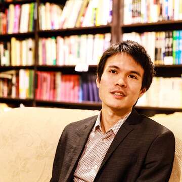 年輕的店主楊緬因，就讀大學時擺攤賣二手書，最後索性開起個性書店。（施純泰攝）