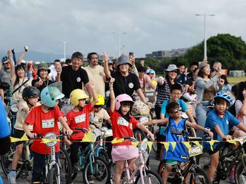 參加2025環騎臺北大會師活動的小朋友們(圖片來源：臺北市政府工務局水利工程處)