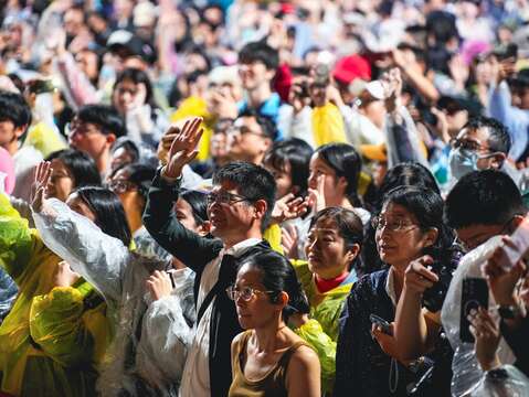 兩廳院廣場同步戶外轉播照常舉行,轉播現場也備有輕便雨衣供民眾領取。(圖片來源:臺北市政府秘書處)