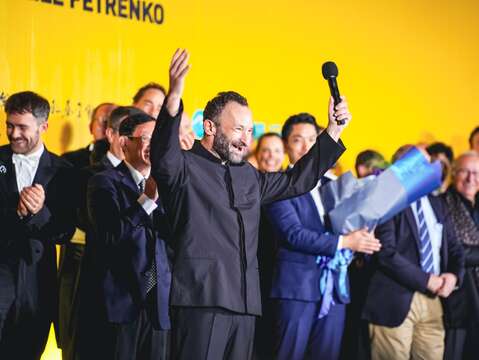 柏林愛樂睽違七年重磅回歸,首席指揮基里爾佩特連科(Kirill Petrenko)首次領軍,帶來3場音樂會,臺北再創全球直播歷史。特別現身兩廳院戶外廣場的同步轉播現場,向所有冒雨前來的樂迷致意。(圖片來源:臺北市政府秘書處)
