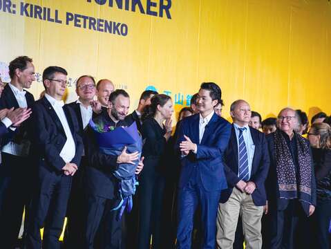 蔣萬安特別代表樂迷送花給樂團的指揮基里爾佩特連科(Kirill Petrenko)致意(圖片來源:臺北市政府秘書處)
