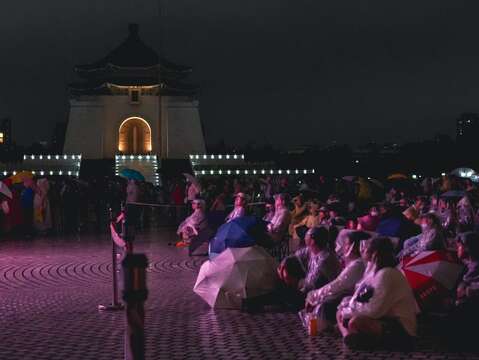 大批樂迷無畏風雨現身中正紀念堂欣賞戶外直播。(圖片來源:臺北市政府秘書處)