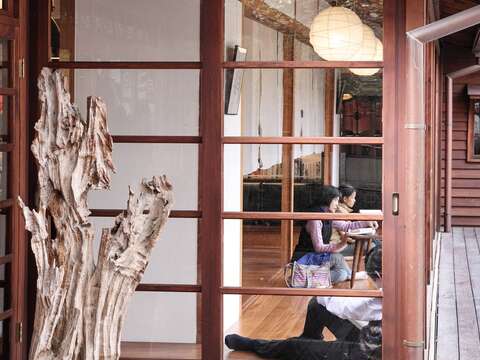 在老房子裡享受閱讀時光，是最愜意不過的事。（施純泰攝）