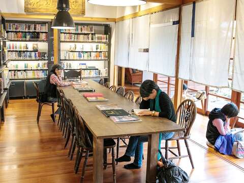 採預約制的私人圖書館，讓空間的靜謐與美好，陪伴人們品讀書香。（施純泰攝）