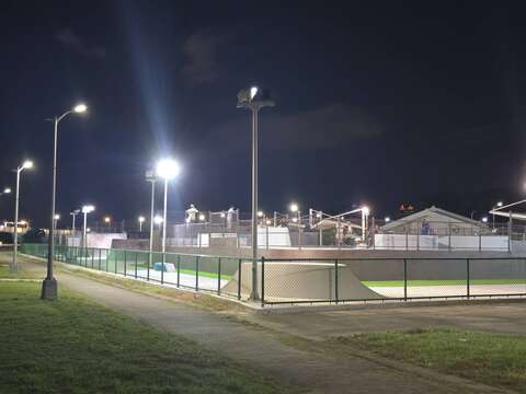 內湖休閒運動公園極限運動場設有夜間照明,並開放至晚上10點(圖片來源：臺北市政府工務局衛生下水道工程處)