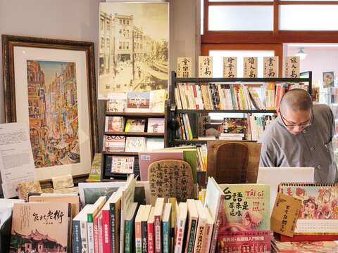 1920s書店希望藉由選書突破時空隔閡，讓讀者領略1920年代的風華。（施純泰攝）