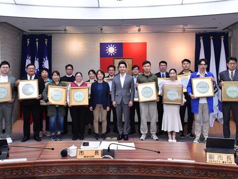 臺北市長蔣萬安親自頒發穆斯林友善認證牌予本次取得認證之15家業者(圖片來源：臺北市政府觀光傳播局)