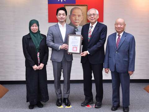 臺北市長蔣萬安頒發感謝狀予「中國回教協會」(圖片來源：臺北市政府觀光傳播局)