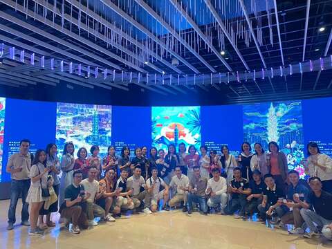 越南獎勵旅遊團於台北101大樓數位藝術展示空間合影,體驗臺北的科技與文化魅力。(圖片來源:臺北市政府觀光傳播局)