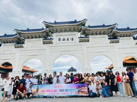 越南獎勵旅遊團於自由廣場前合影,感受臺灣的歷史與文化氛圍。(圖片來源:臺北市政府觀光傳播局)