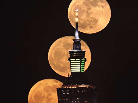 The Largest Full Moon, Lemmon Comet, and Leonid Meteor Shower Illuminate November’s Night Sky!