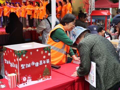 活動服務台熱情協助民眾(圖片來源:台北市商業處)