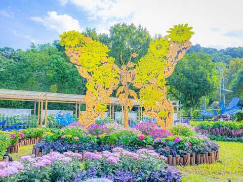 以大型裝置藝術「蛻菊」搭配大立菊及大菊,將園藝職人多年技法完美詮釋(圖片來源:臺北市政府工務局公園路燈工程管理處)