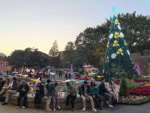 公館聖誕季_以聖誕燈光裝置、花卉妝點博物物館，開放夜間參觀及舉辦各式音樂活動