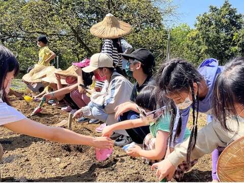 小朋友開心玩農事(圖片來源:農遊超市)