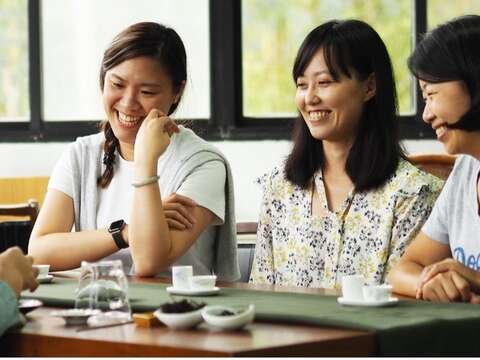 四人品茶,笑容愉快,氛圍溫馨。(圖片來源:農遊超市)