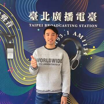混血型男林安可接受臺北電臺「運動Spotlight」節目訪問