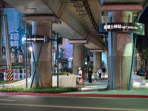 捷運劍潭站1號出口橋下空間採取機車位減量,打開人行友善空間,增加透視性。 (圖片來源:臺北市政府工務局公園路燈工程管理處)