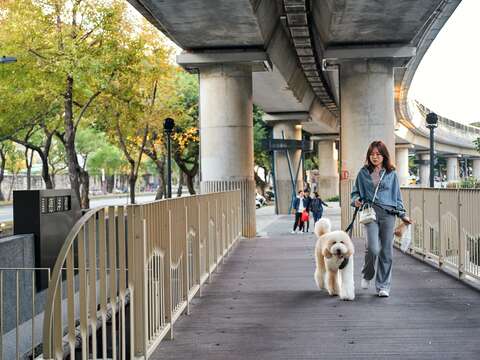 「福德洋憶」跨橋串起橋下綠廊的人本友善動線。 (圖片來源:臺北市政府工務局公園路燈工程管理處)