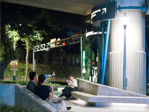 鄰近士林夜市的橋下綠廊,讓觀光客有就近停留、休憩的空間。 (圖片來源:臺北市政府工務局公園路燈工程管理處)