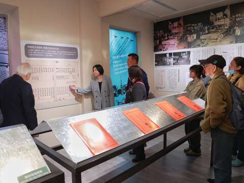 策展人余佩玲導覽特展（圖片來源：臺北市政府文化局）