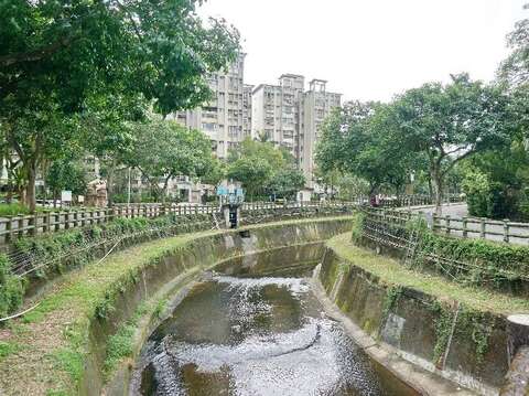 四分溪河岸線廊（北側）（圖片來源：臺北市政府工務局公園路燈工程管理處）