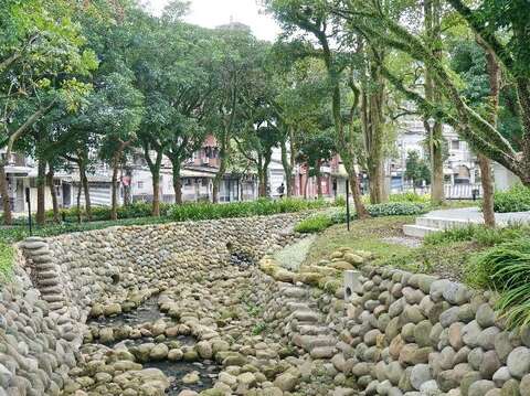 整治後的河岸綠廊（北側）（圖片來源：臺北市政府工務局公園路燈工程管理處）