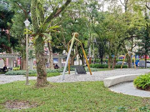 九如綠地共融遊具（圖片來源：臺北市政府工務局公園路燈工程管理處）