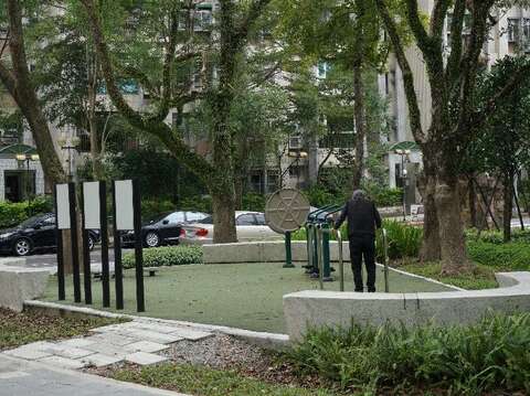 九如綠地體健設施（圖片來源：臺北市政府工務局公園路燈工程管理處）