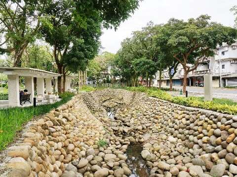 整治後的河岸綠廊（南側）（圖片來源：臺北市政府工務局公園路燈工程管理處）