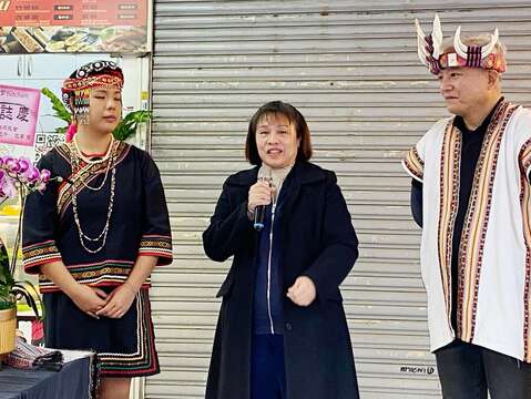 Tama老爹Kitchen開幕活動-北市原民會李菊妹副主委致詞(圖片來源:臺北市政府原住民族事務委員會)