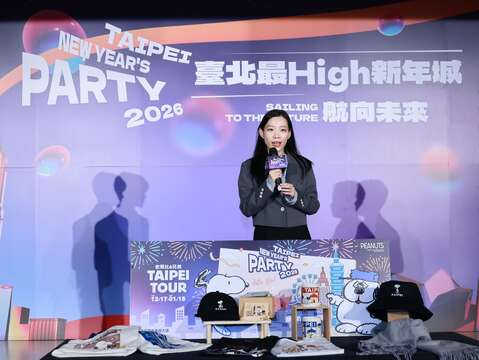 觀光傳播局局長余祥在記者會上表示，跨年限定史努比周邊商品，即日起至明(2026)年1月18日，於信義區香堤大道史努比快閃店販售。（圖片來源：臺北市政府觀光傳播局）