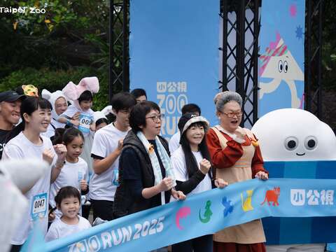 公共電視節目部經理於蓓華、臺北市立動物園朱孝芳園長和小小保育大使暖暖、水果奶奶和口袋小子於現場和大家一起跑。（圖片來源：臺北市立動物園）