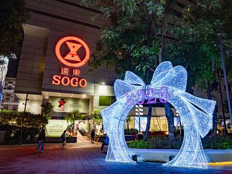「星願之門」以超大型蝴蝶結造型呈現的願望之門，打造瑠公綠廊祈願場景 （圖片來源：臺北市商業處）