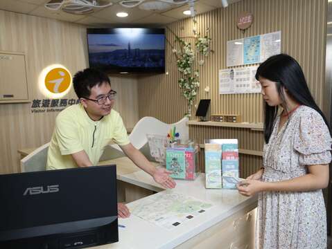 捷運南港站旅遊服務中心，為旅客提供貼心又實用的旅遊諮詢服務。（圖片來源：臺北市政府觀光傳播局）